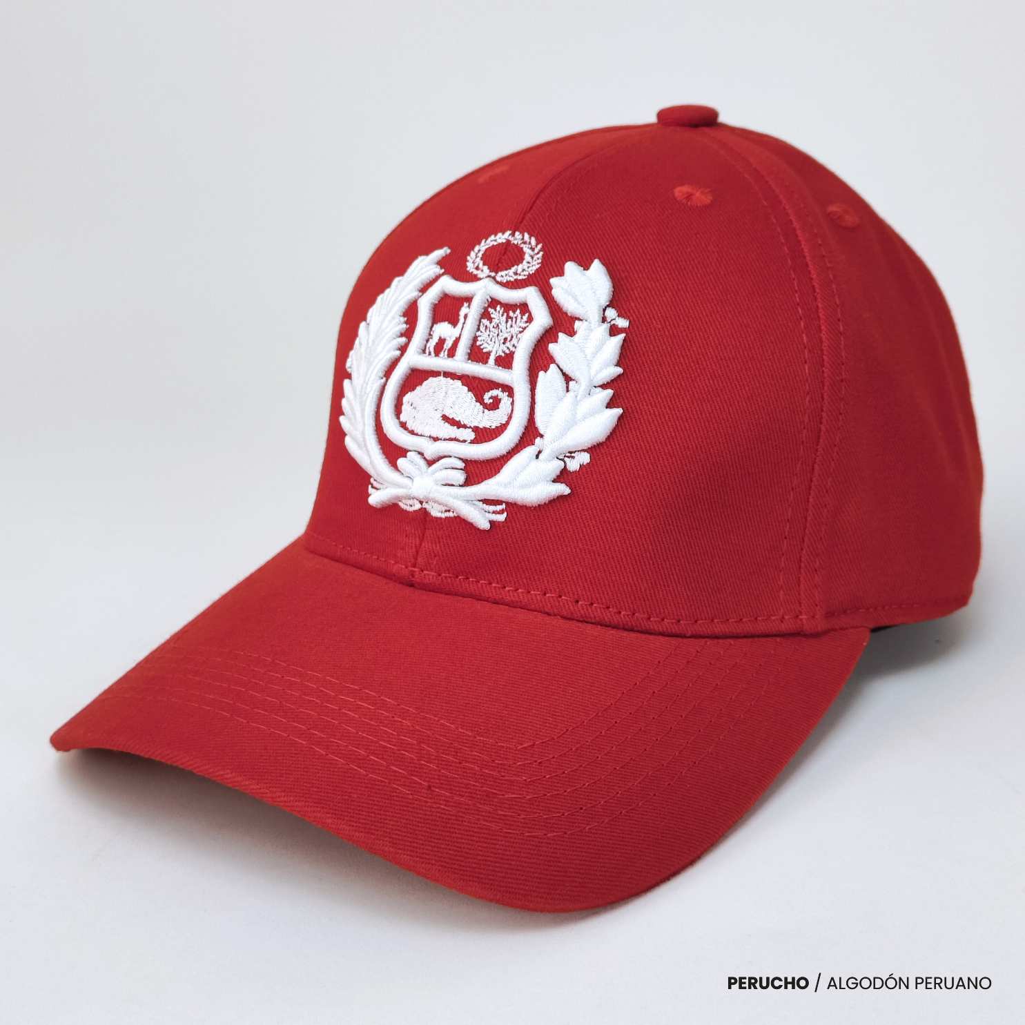 Gorra roja con escudo del Perú bordado en blanco - Perucho, polos